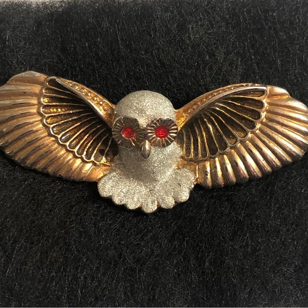 70s Rare Owl Pin Brooch. 1”x 3” Goldtone